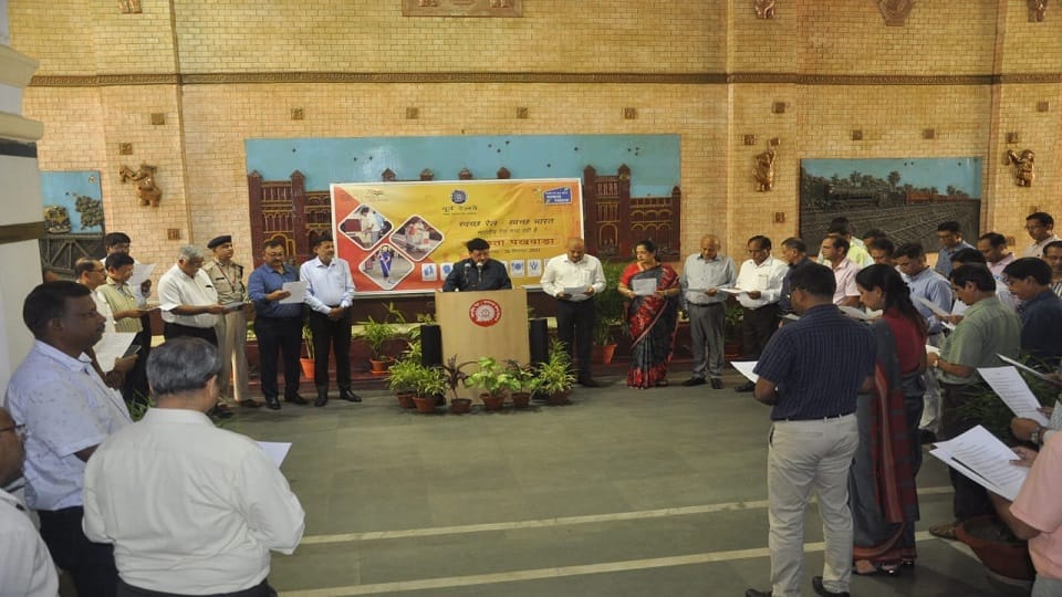 Swachhta Pakhwada started in Kolkata Metro and Eastern Railway, took oath