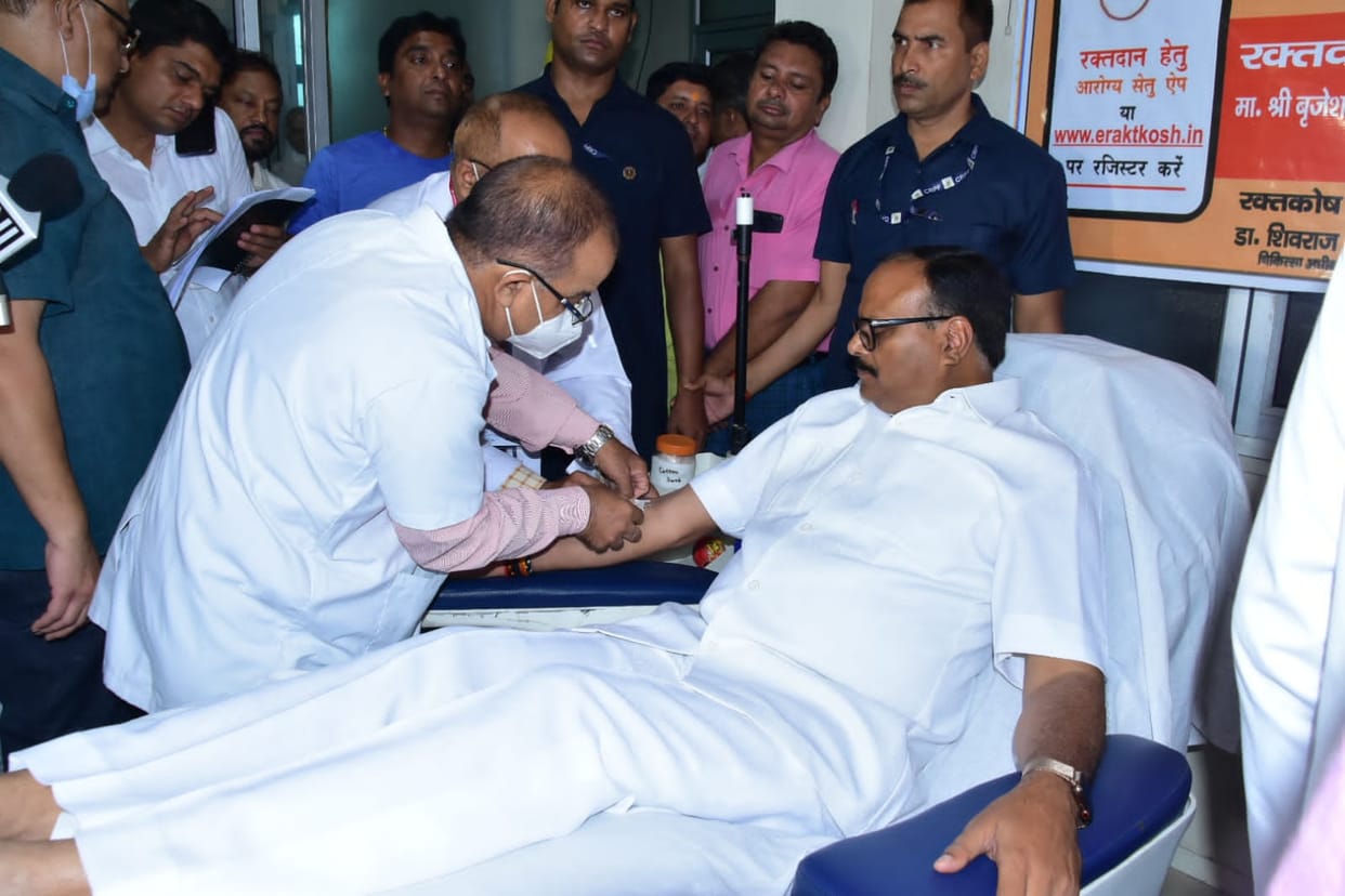 PM Modi Birthday: Deputy Chief Minister Brajesh Pathak started the Amrit festival by donating blood