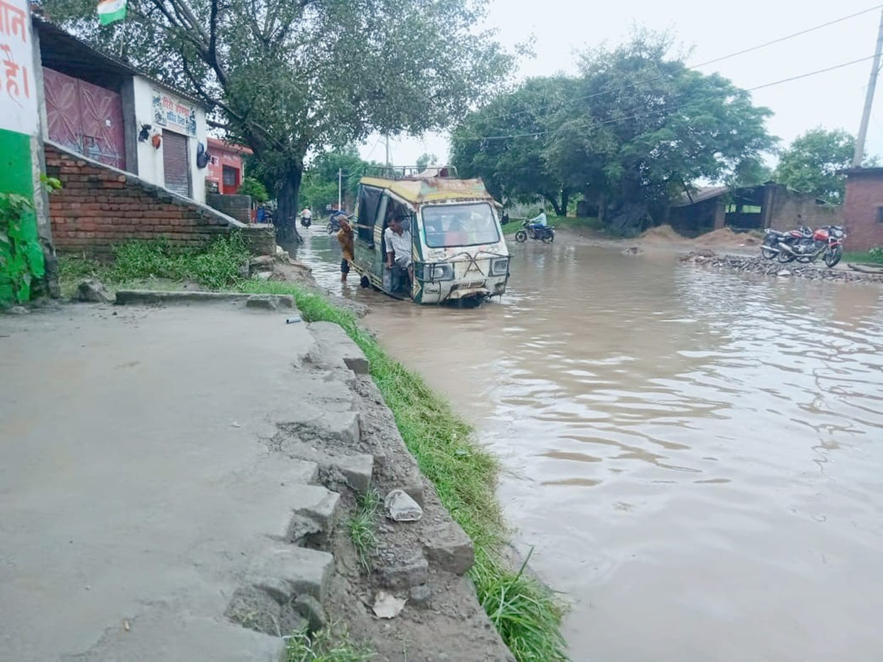 Vehicles stuck on Morna-Laksar road, pedestrians fell