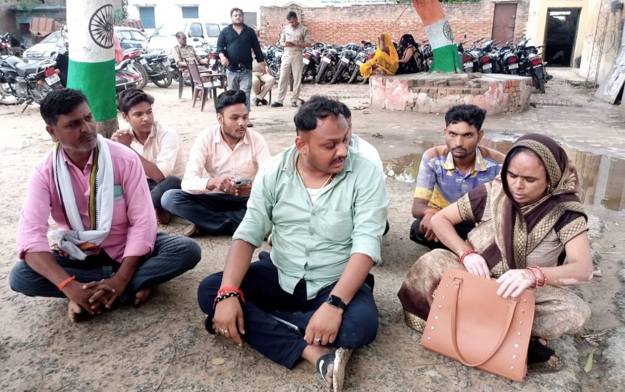 BJP leader staged a sit-in in the police station in the plot dispute