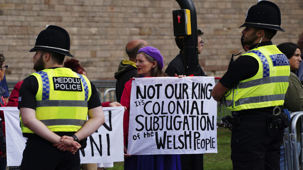 UK People protested against the new emperor, said not my king hundreds of protesters being put in jail