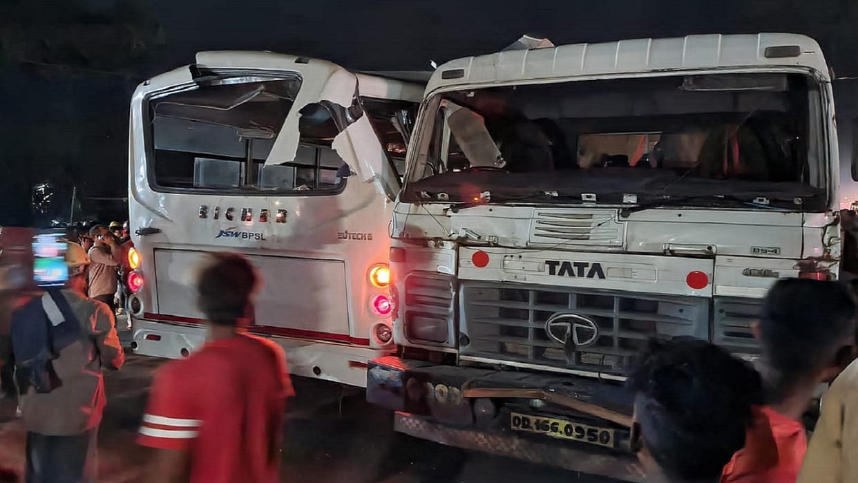 Odisha : Bus Truck Accident At Sambalpur Expressway In Jharsuguda, Several Dead And More Then 20 Injured