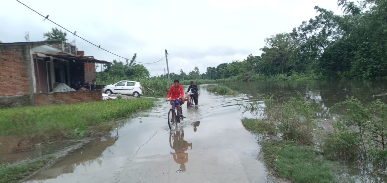 Pakiyar-Kausar road drowned in rain, traffic affected