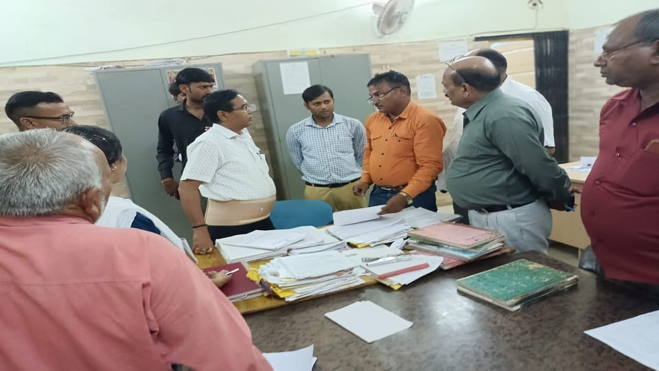 Marksheets And Degrees Lying In The Garbage was kept safe lock on room agra university