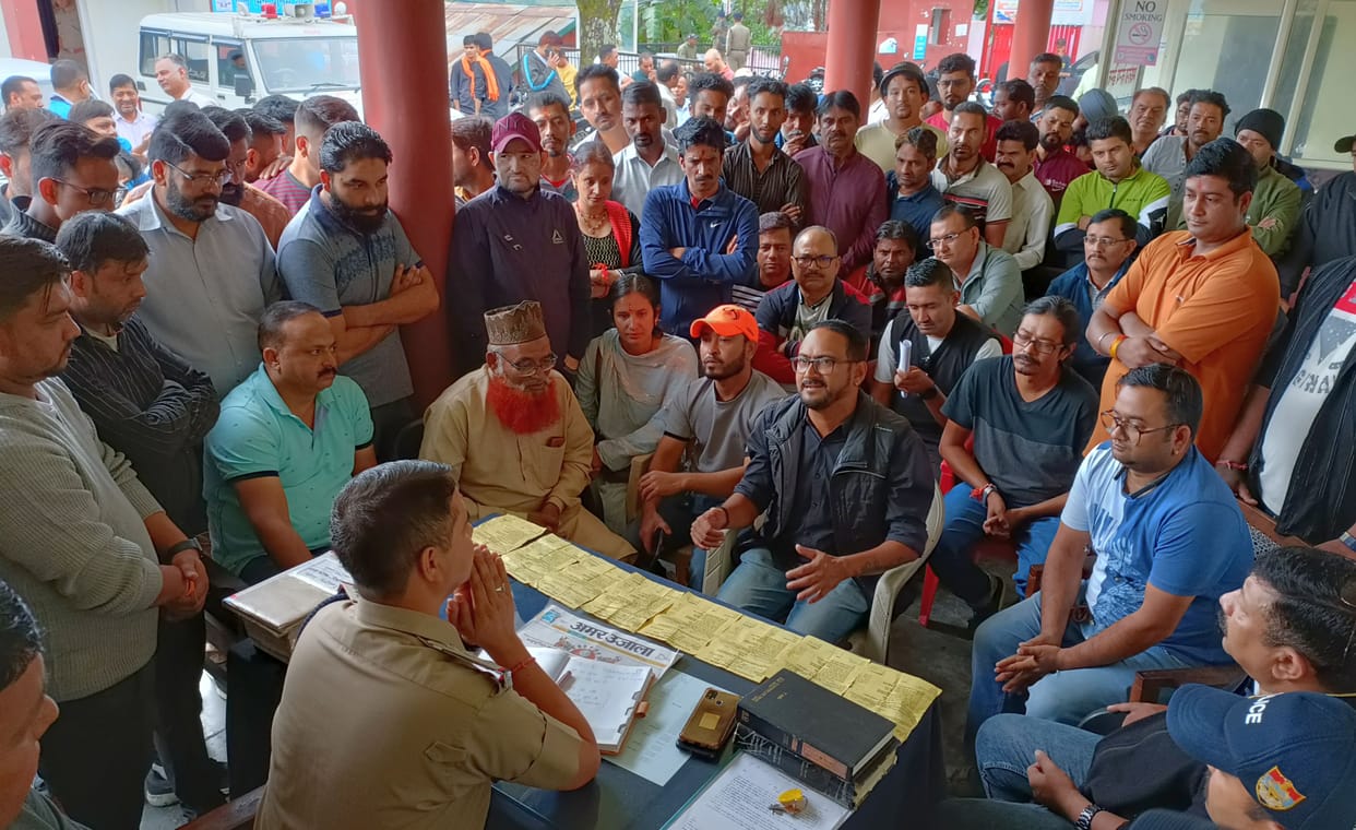 Trade Board and Taxi Union surrounded Kotwali
