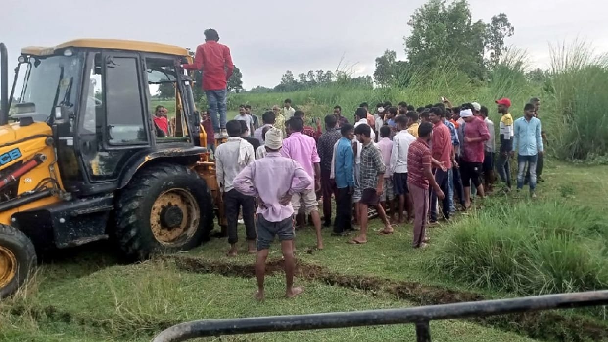 GIrl dead body was cremated after hours of protest in Lakhimpur Kheri