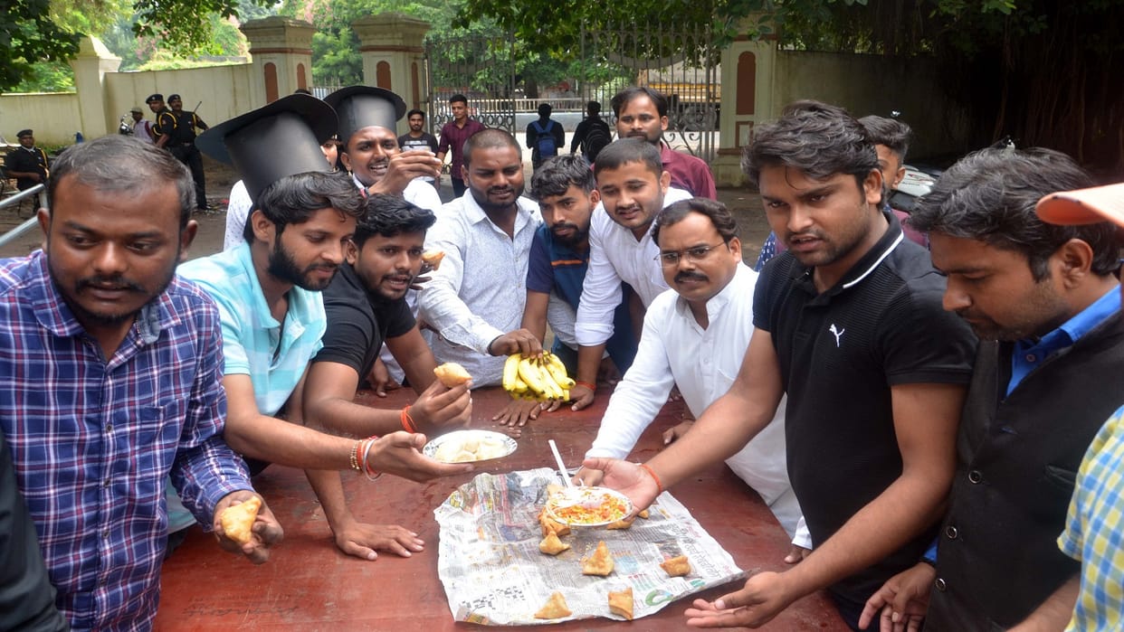 Allahabad University Varun Gandhi and Shivpal Yadav support student movement