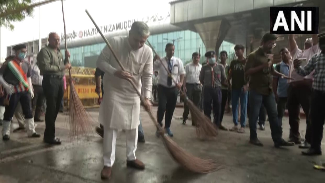 Union Railway Minister Ashwini Vaishnav sweeps Hazrat Nizamuddin Railway Station