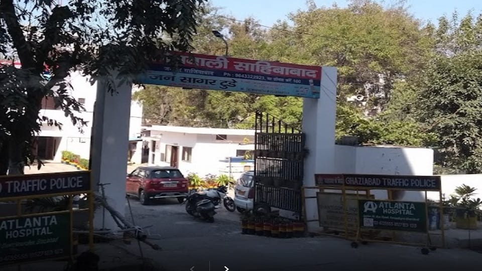 Engineer wife came late from office husband beat up in ghaziabad