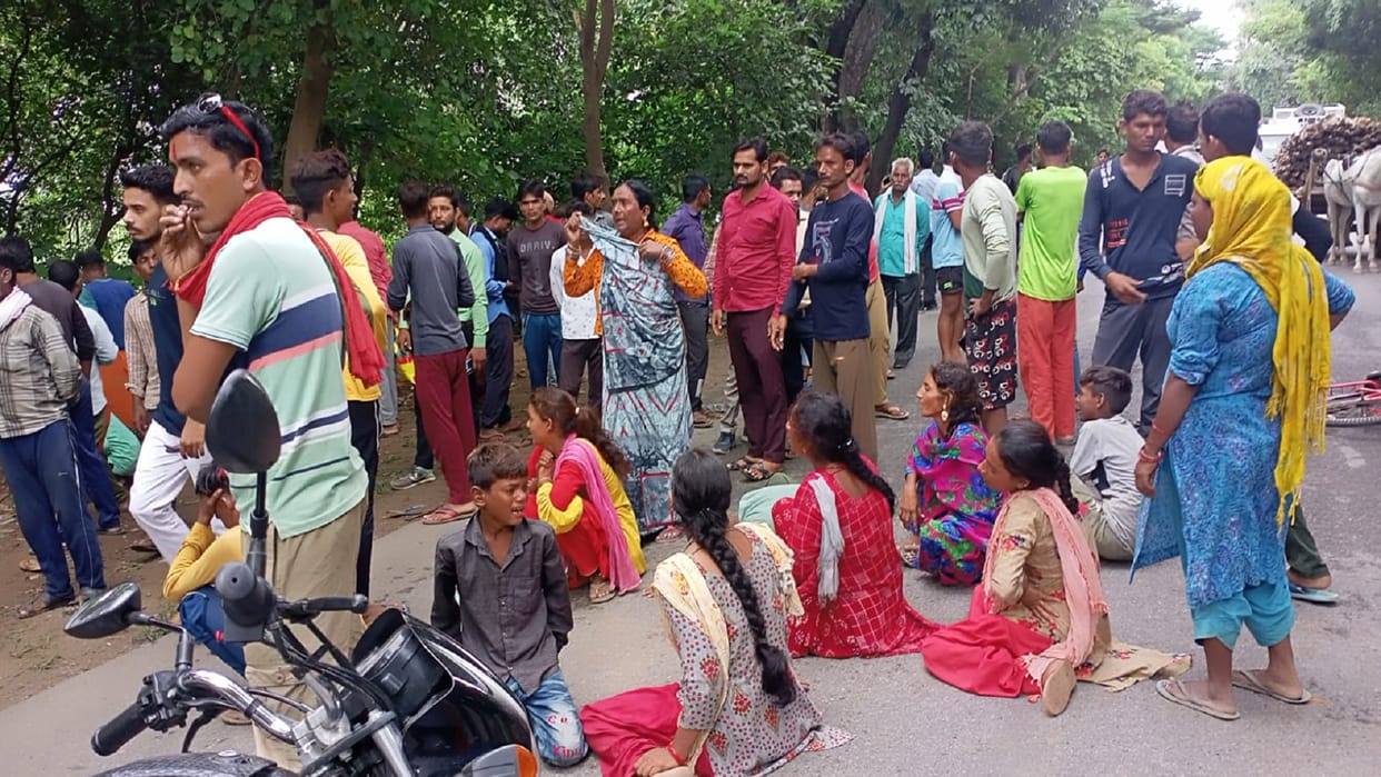 Teenager dies of electrocution in Shahjahanpur family jammed highway