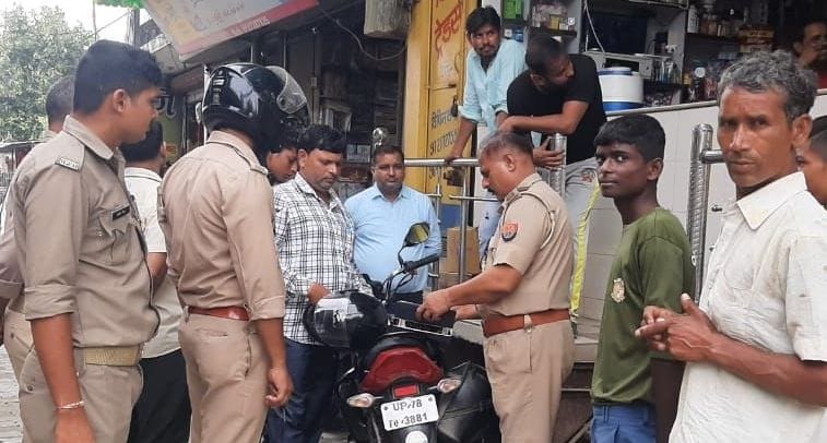 Kanpur Dehat: 70 thousand rupees crossed from the trunk of the farmer's bike, the incident caught in the CCTV camera