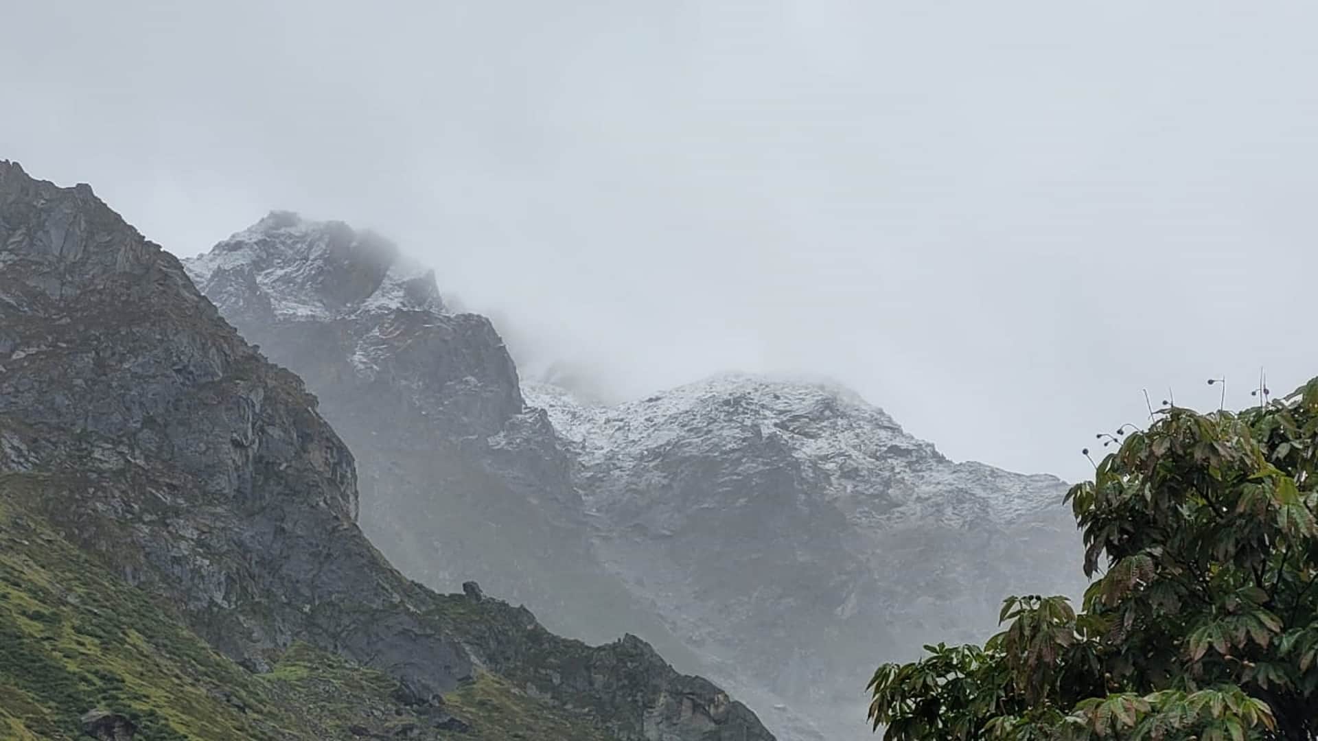 Season’s First Snowfall in Uttarakhand 2022 Snowfall on the peaks of Badrinath Dham-Hemkund Sahib See Photos