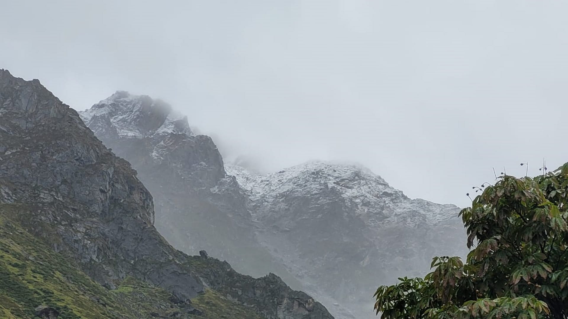 Season’s First Snowfall in Uttarakhand 2022 Snowfall on the peaks of Badrinath Dham-Hemkund Sahib See Photos