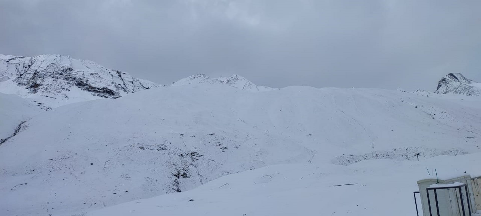 Season’s First Snowfall in Uttarakhand 2022 Snowfall on the peaks of Badrinath Dham-Hemkund Sahib See Photos