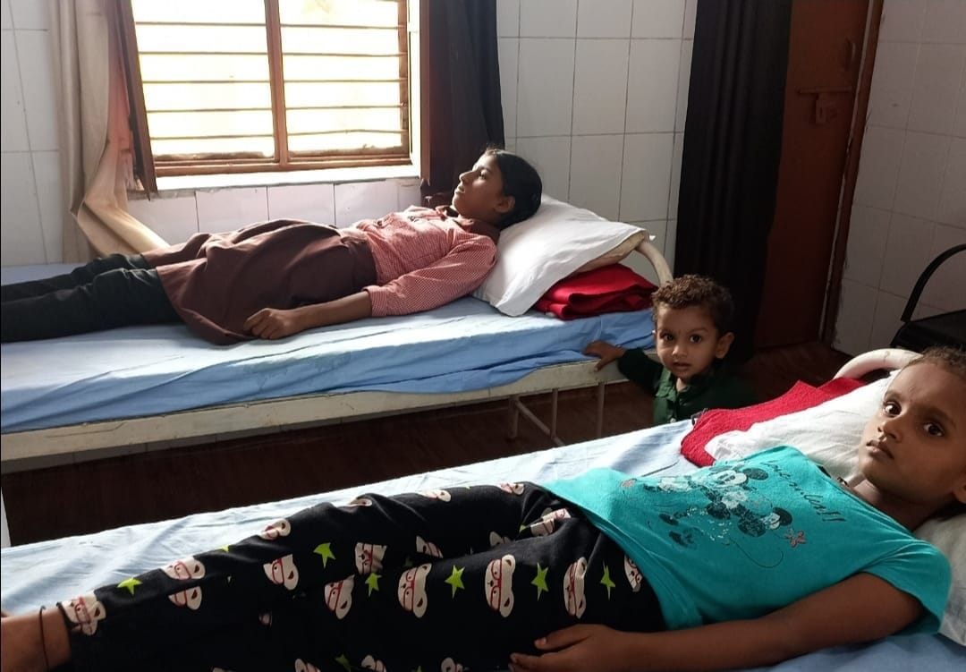 Kanpur Dehat: Dead lizard found in a packet of packed namkeen, two girls fell ill after eating it