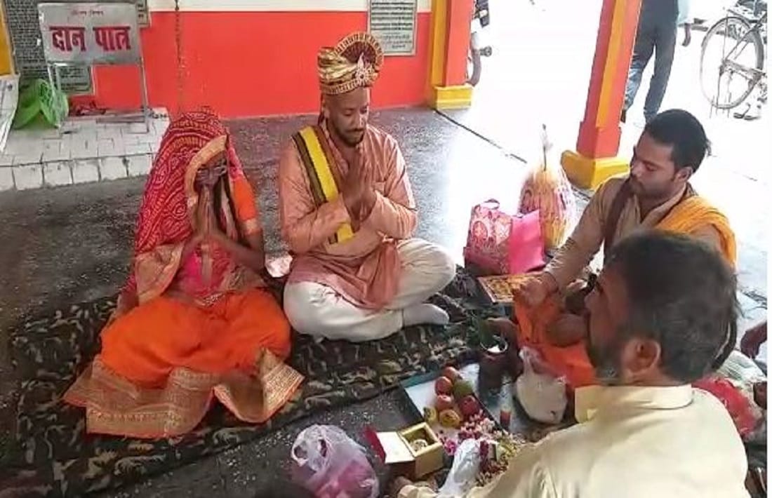 American bride and groom in Hindustani colors Muslim couple got married in varanasi Hindu customs