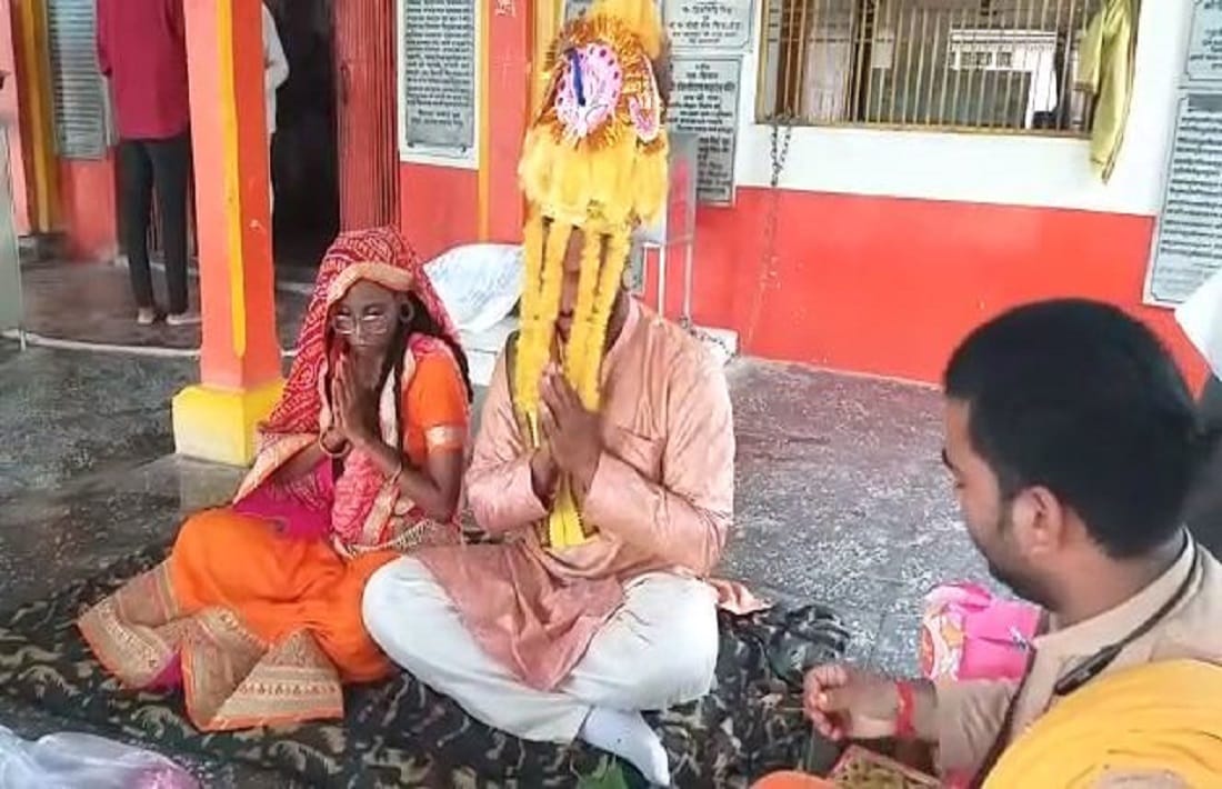 American bride and groom in Hindustani colors Muslim couple got married in varanasi Hindu customs