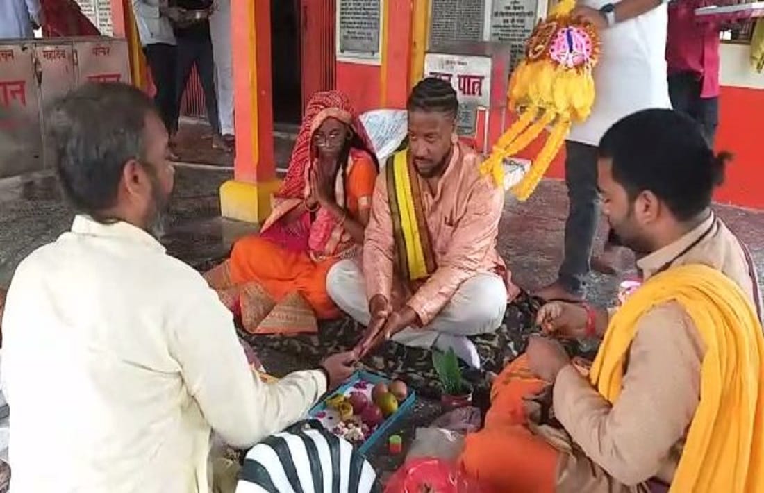 American bride and groom in Hindustani colors Muslim couple got married in varanasi Hindu customs