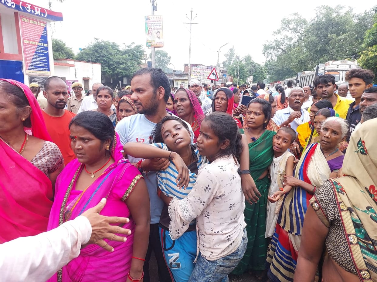 For the arrest of the accused, a jam was imposed by keeping the body of the former BDC