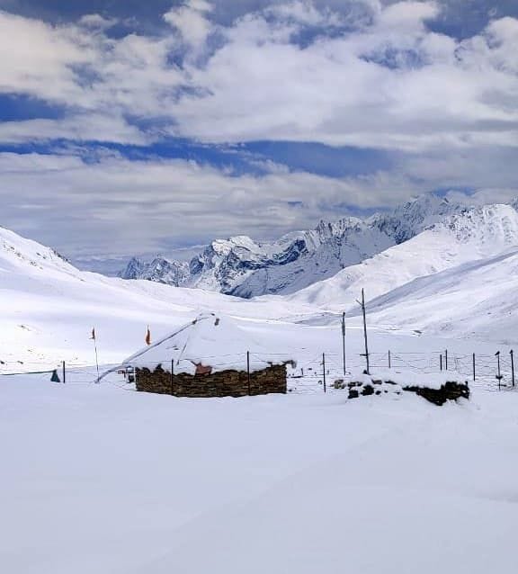 Season's first snowfall in high Himalayan regions, cold increased