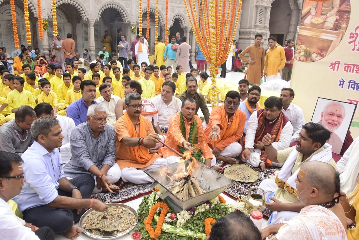 PM Narendra Modi Birthday Special worship in Kashi Vishwanath temple two quintal laddus prasad