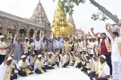 PM Narendra Modi Birthday Special worship in Kashi Vishwanath temple two quintal laddus prasad