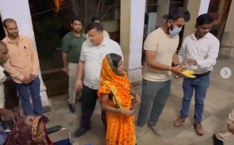 Cheteshwar Pujara varanasi visit with family worship in kashi vishwanath temple see photos