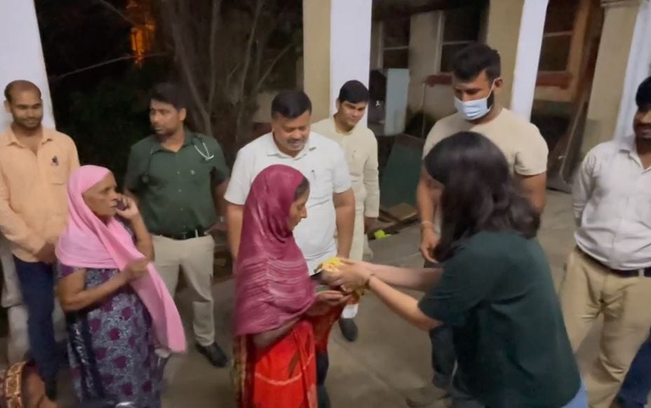 Cheteshwar Pujara varanasi visit with family worship in kashi vishwanath temple see photos