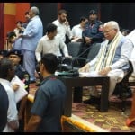 सिरसा में लोगों की समस्याएं सुनते सीएम मनोहर लाल।