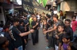 इमामबाड़ा रियासत अली से चहल्लुम के जुलूस में मातम करते अजादार। संवाद