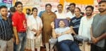 रुद्रपुर सिटी क्लब में रक्तदान करते एसडीएम प्रत्यूष सिंह, साथ में मौजूद भाजपा प्रदेश मंत्री विक?