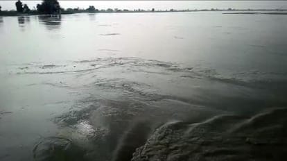 Three youths went to bathe in Ganga river and one missing