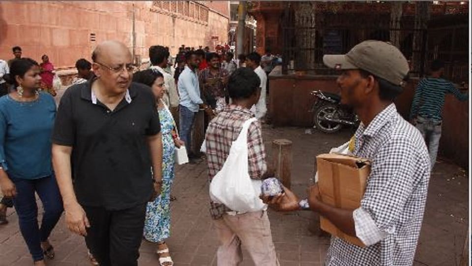 lapkagiri start again with the tourists at the taj mahal in agra