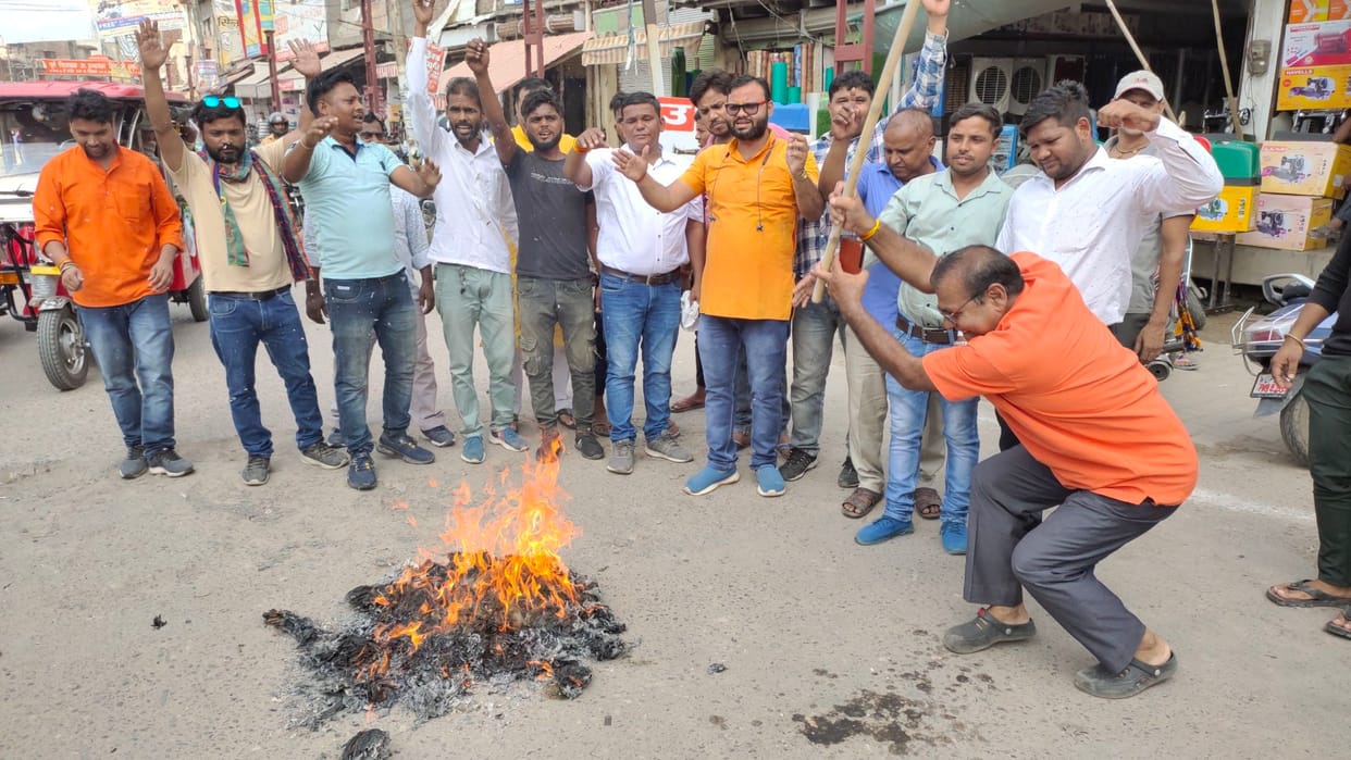 BJP workers burnt the effigy of AMU Vice Chancellor