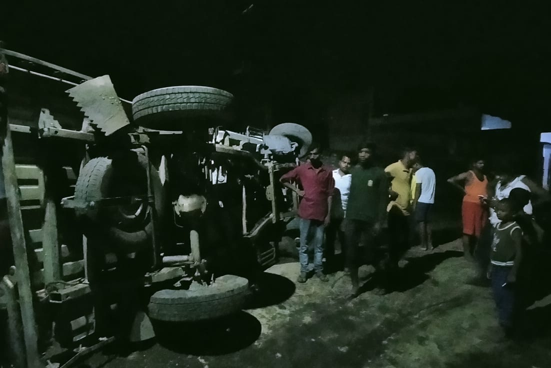 Mustard oil laden pickup overturned in chandauli driver life narrowly saved