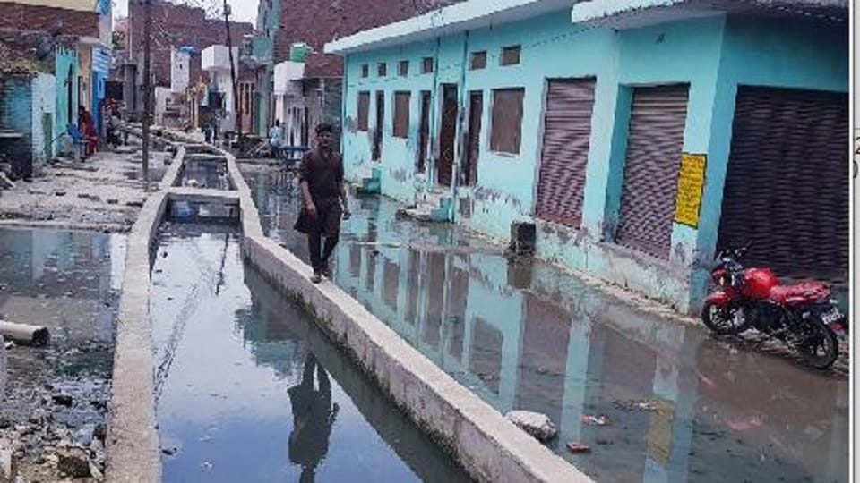 contractor made a culvert over the bamboo-ball net in Islam Nagar in etah
