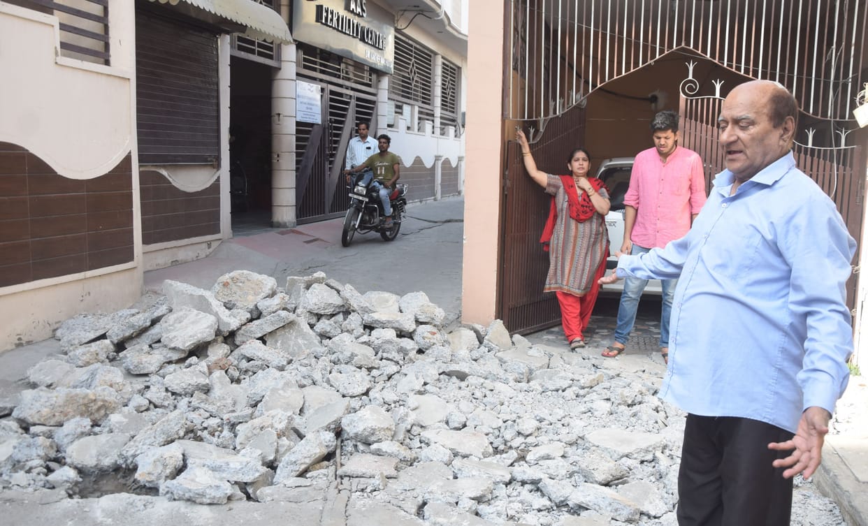 Wah Ray nagar nigam, left the repair of broken roads and uprooted the right road