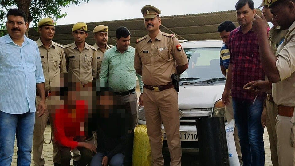Police arrested two ganja smugglers in Mainpuri