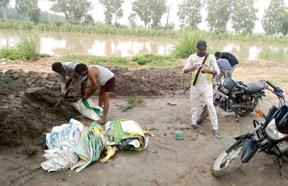 ??? ????? ??? Villagers panic due to leakage in Ditch drain