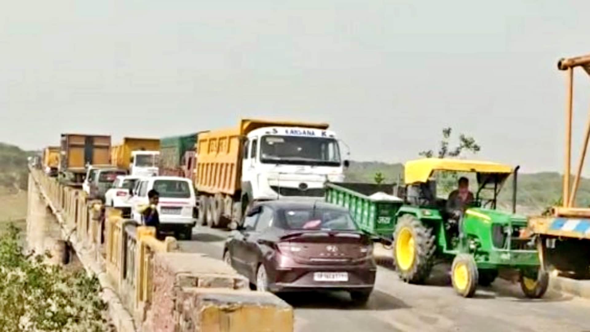 Massive Traffic Jam On MG Road due to Bed Exam in agra