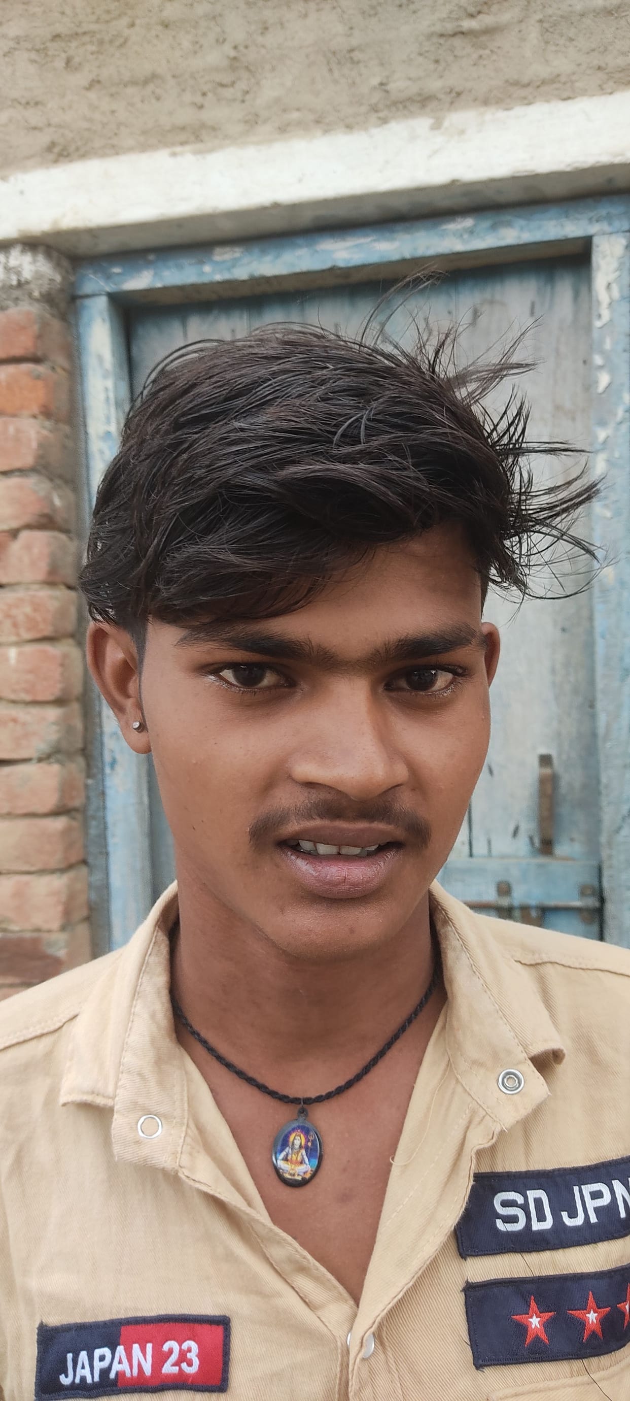 The auto driver robbed the young man found with his companions