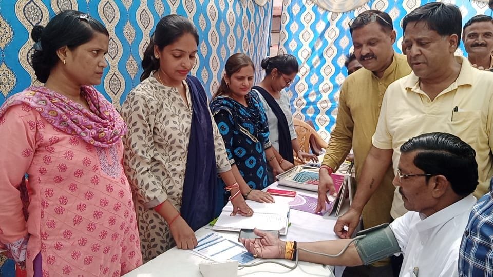 Hathras: Health checkup of more than 400 patients in the fair
