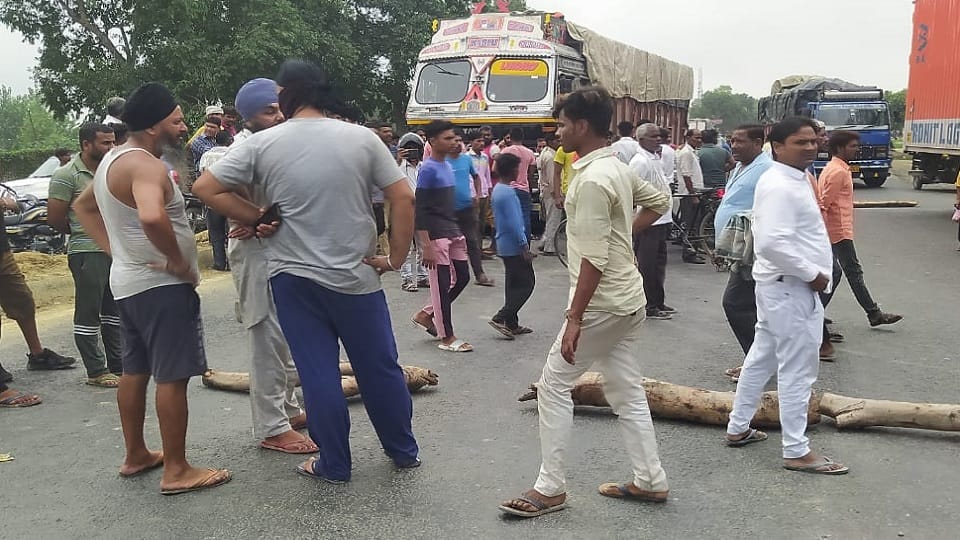 Bike rider dies and daughter injured due to truck collision in Shahjahanpur