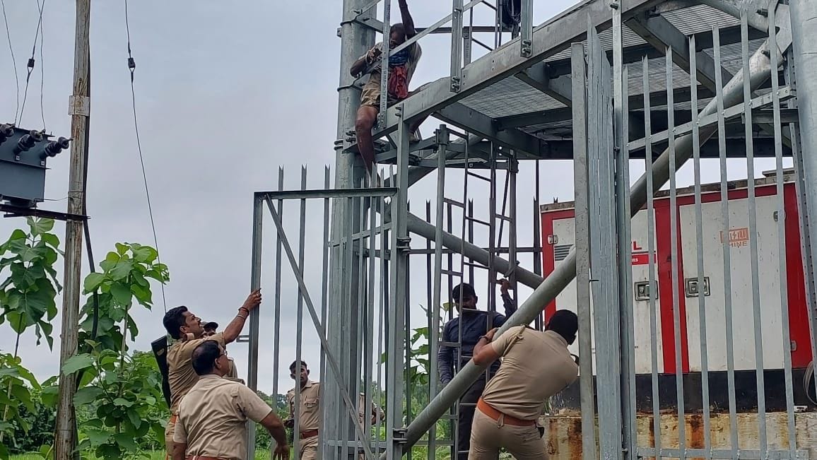 climb on mobile tower