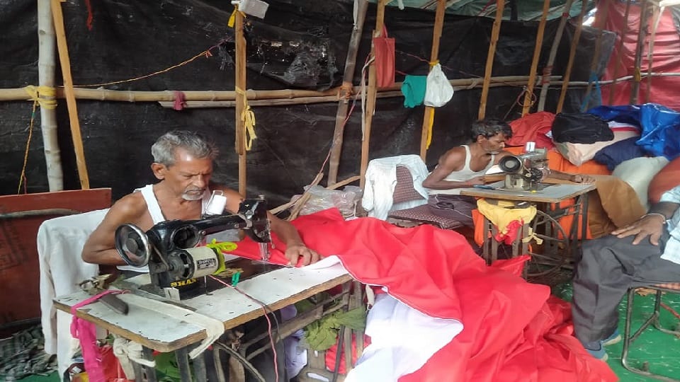Maa Durga pandal in Chittaranjan Park will be decorated with clothes stitched by Islam Ansari