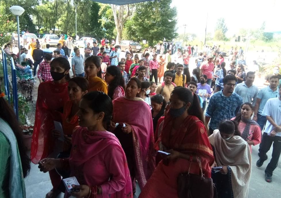 mandi news himachal news some scooker or some taxi reaches examination center jogindernagar