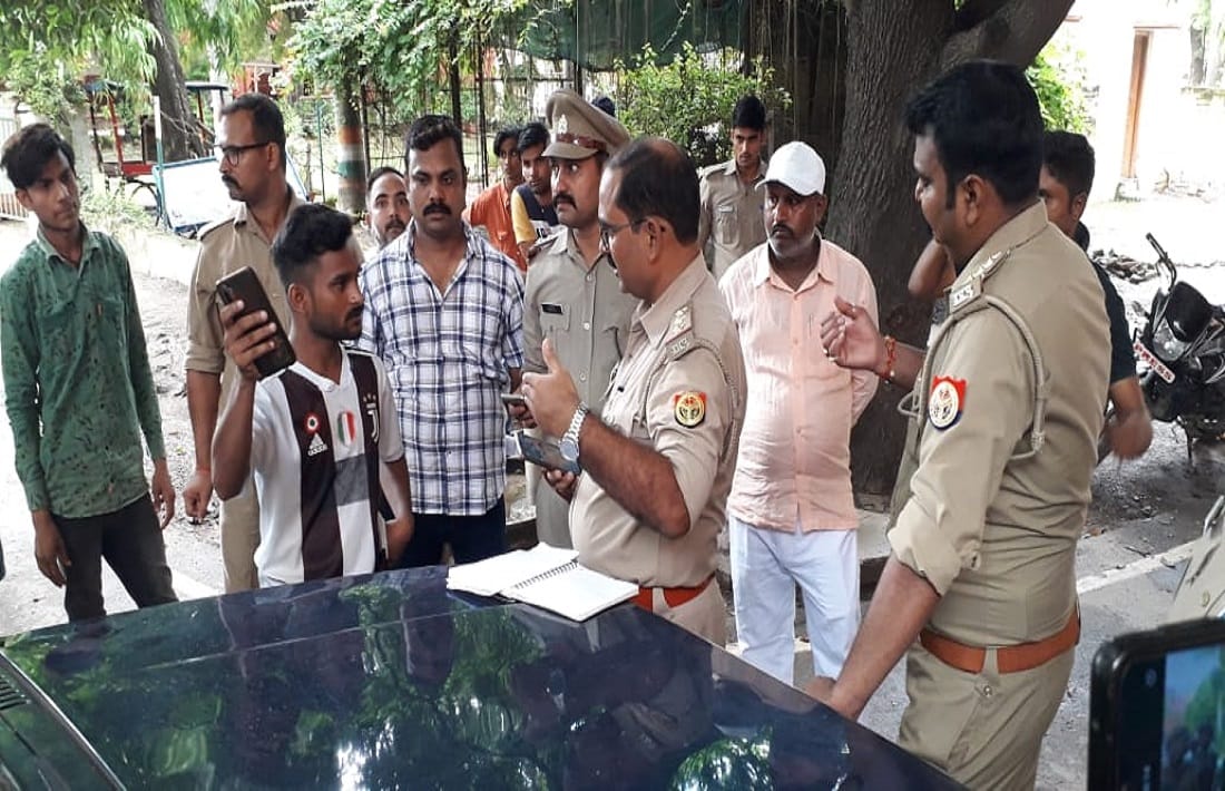 Youth commits suicide by hanging from tree in jaunpur collectorate campus in love affair