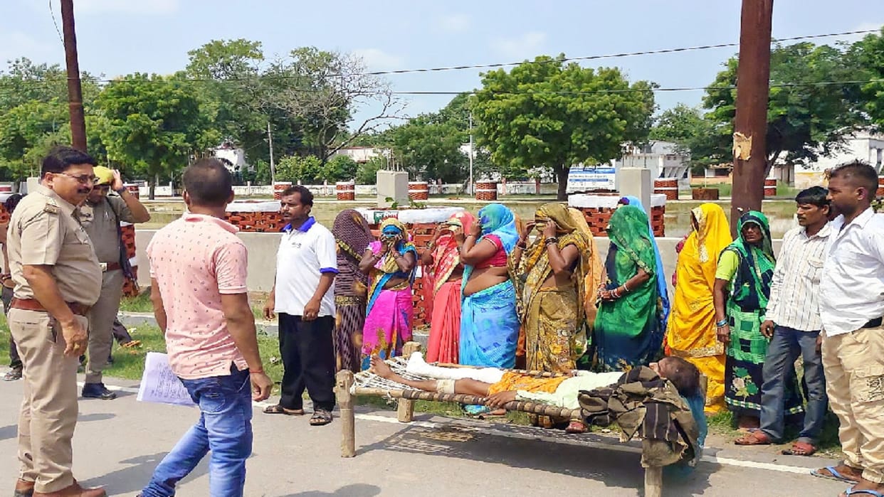 Police chased away a young man who came to demand justice after loading on a cot