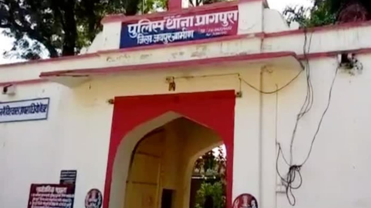 loot in Jaipur Two and a half lakh rupees looted from father and son