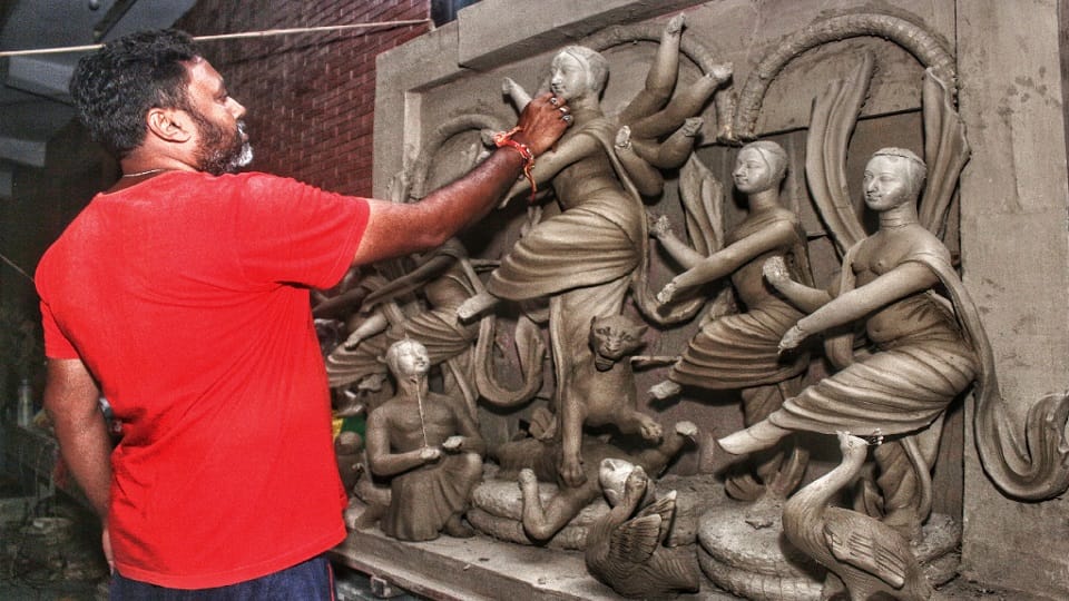 Maa Durga pandal in Chittaranjan Park will be decorated with clothes stitched by Islam Ansari